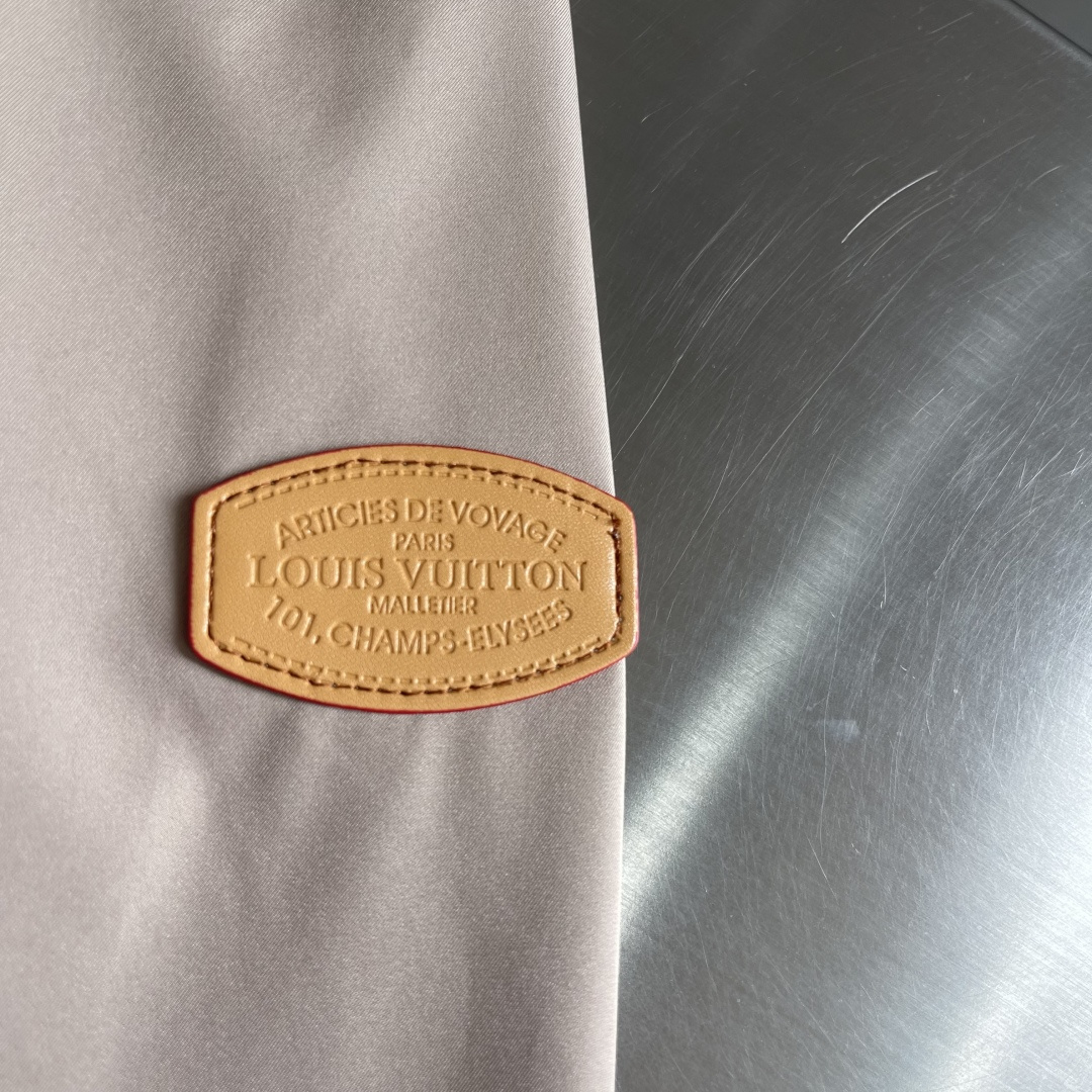 -驴牌 26年春季新款夹克立领拼接logo印花，时尚潮流必需品！上身效果无需多言！面料柔软舒适，搭配原版