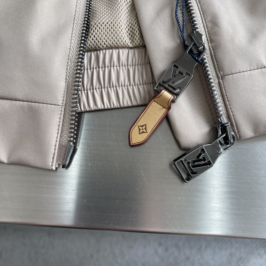 -驴牌 26年春季新款夹克立领拼接logo印花，时尚潮流必需品！上身效果无需多言！面料柔软舒适，搭配原版