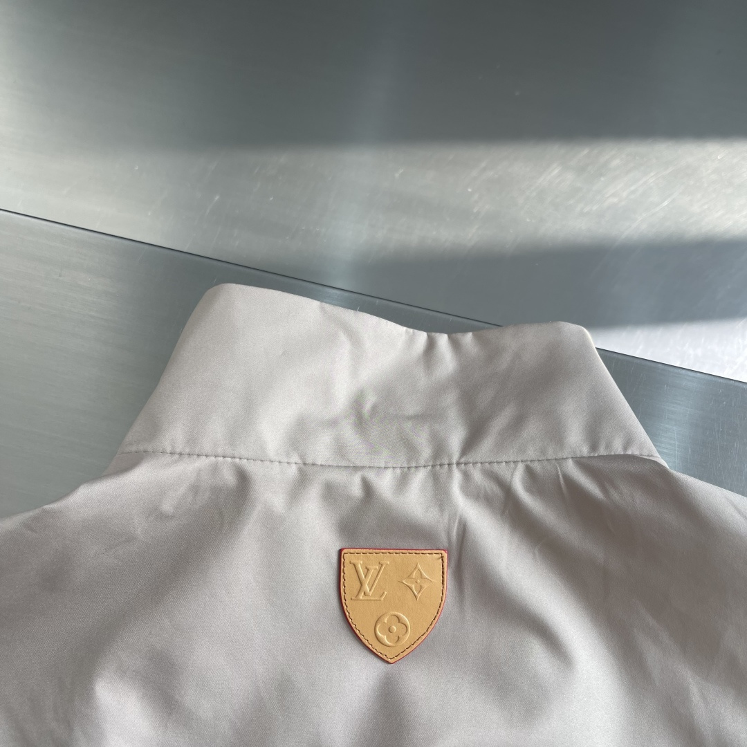 -驴牌 26年春季新款夹克立领拼接logo印花，时尚潮流必需品！上身效果无需多言！面料柔软舒适，搭配原版