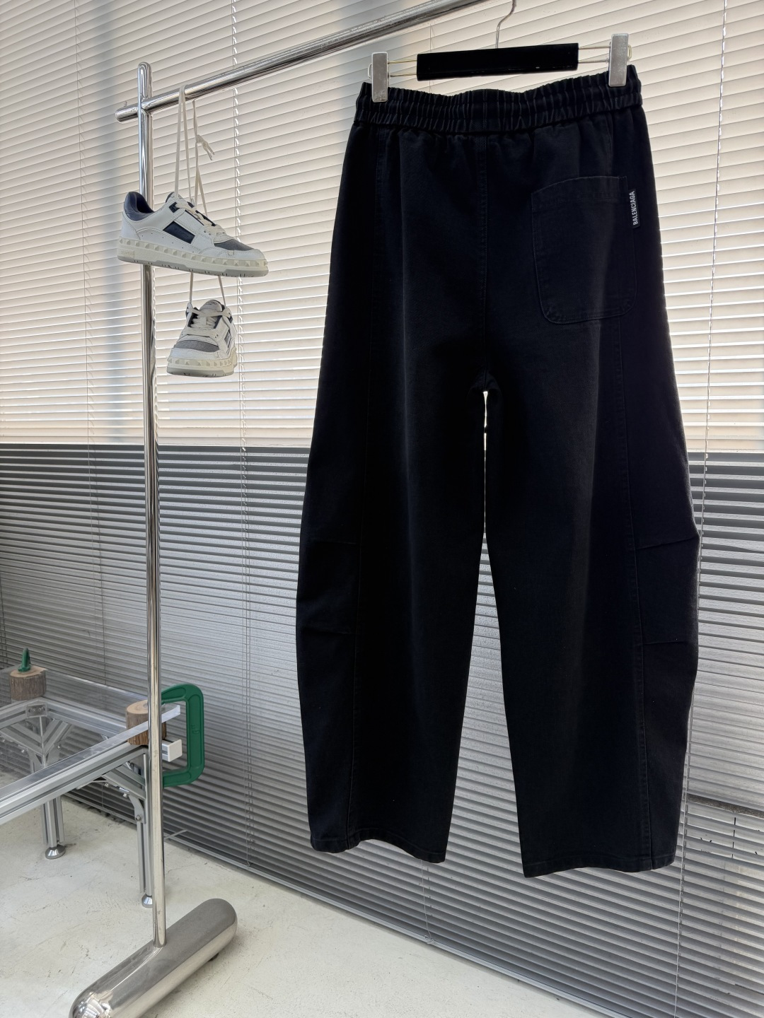 -Balenciag 2026早春新品休闲裤，将工装风与时尚感巧妙交织。深色款沉稳内敛，灰色款则更显随性