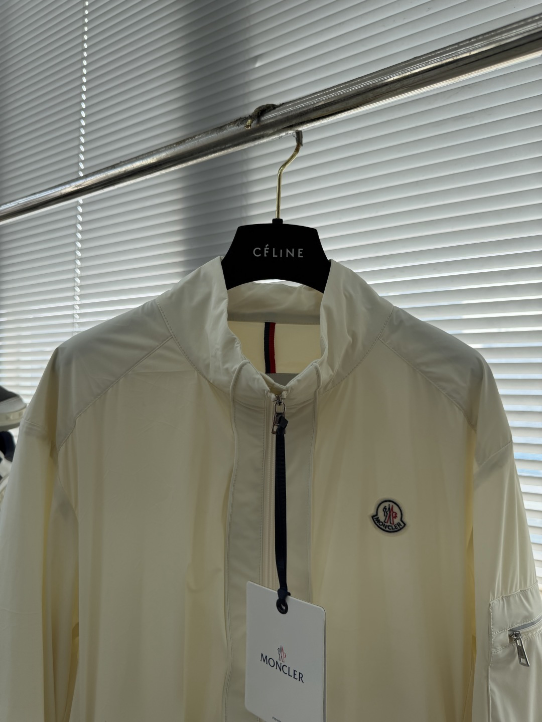 -mon 26年春季新款夹克非常柔软顺滑有垂感，面料牢固结实，挑选的新型面料环保可持续性使用。均为高密度