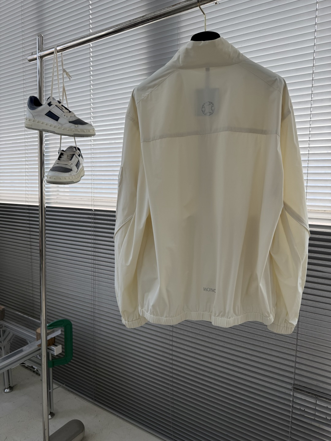 -mon 26年春季新款夹克非常柔软顺滑有垂感，面料牢固结实，挑选的新型面料环保可持续性使用。均为高密度