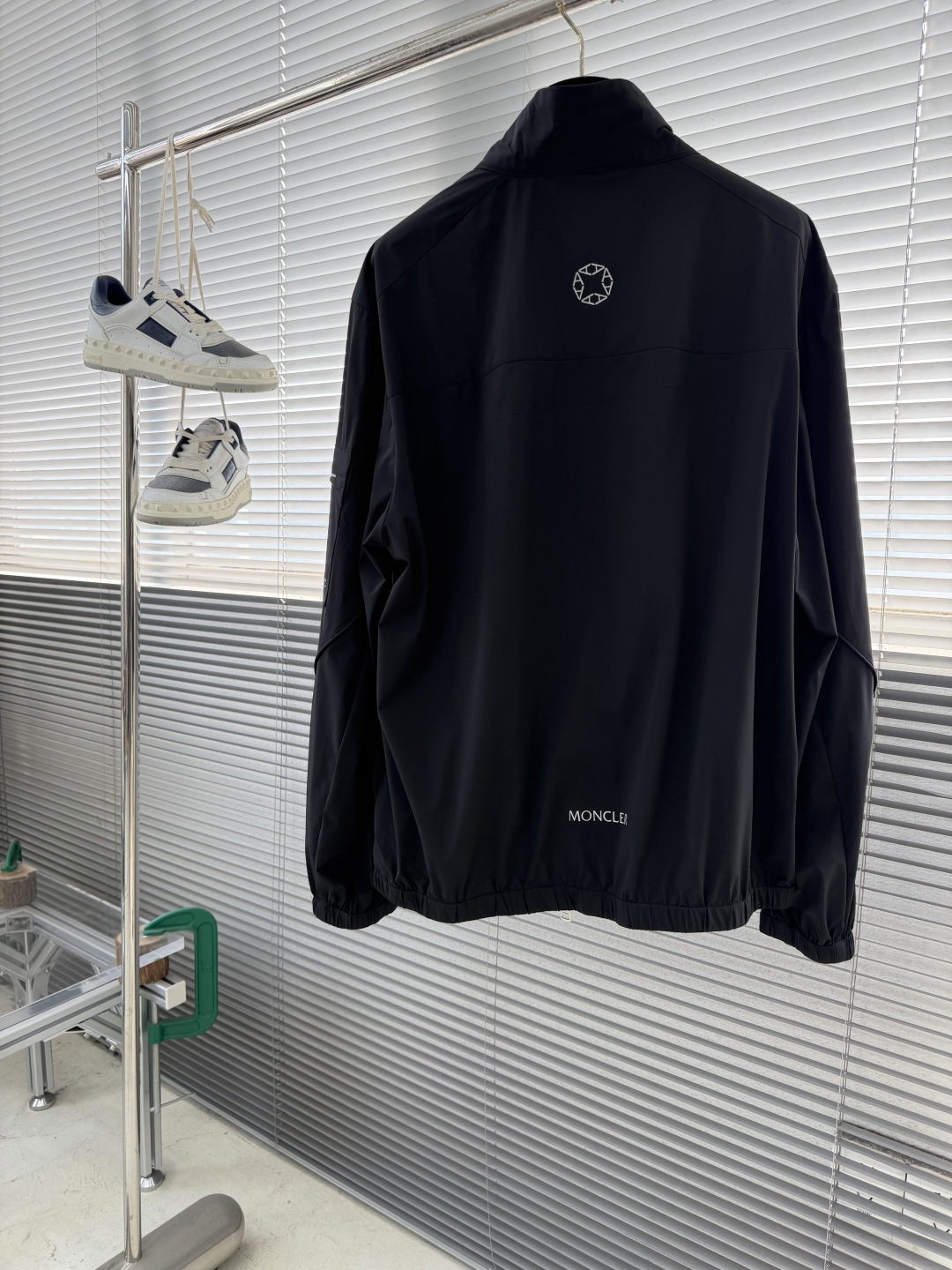 -mon 26年春季新款夹克非常柔软顺滑有垂感，面料牢固结实，挑选的新型面料环保可持续性使用。均为高密度