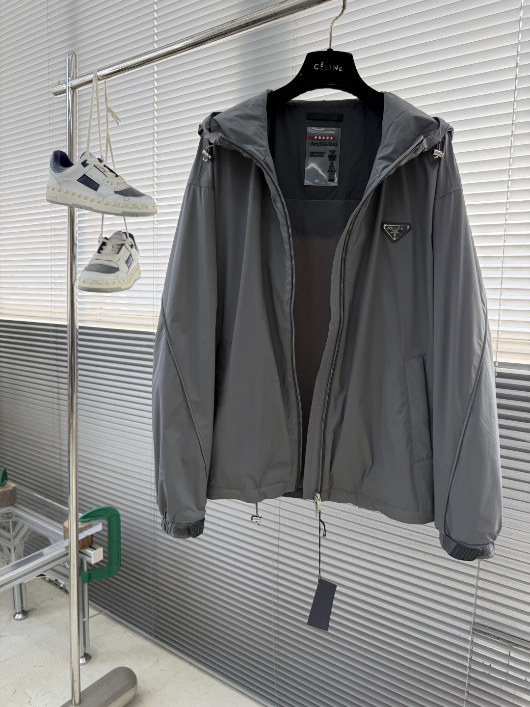 -2026年春款上新PRAD 26年春季新款夹克最新设计款品相非常完美，三标齐全出彩的设计，轻松将时髦感