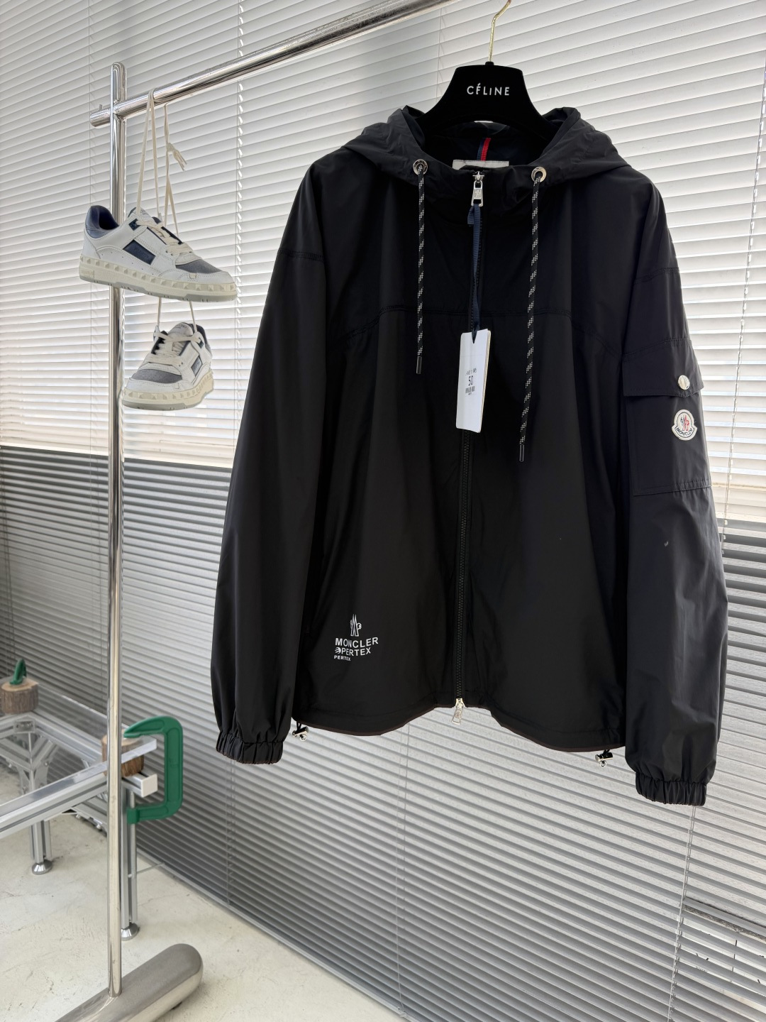 NO:743526,The highest version on the market, the girl inspects the goods, trims the three marks on the threads, and delivers the goods. You can post pictures and take videos. If you want quality and service, please add me on WeChat. We will not accept urgent orders. -mon 2026 spring new hooded jacket. Fashionable and casual hooded jacket. The brim is laminated with a craft letter logo. The original hardware accessories are decorated with contrasting elements. It is eye-catching and bright, and the version is not picky at all!  Size 48-56 (M-3XL), Moncler, jackets & coats, jackets & coats, hats,19860909市面最高版本小妹验货、修剪线头上三标、发货可发图及拍视频,要品质要服务的加我微信,不接急单. -mon 2026年春季新款连帽夹克外套 时尚休闲连帽外套,帽檐采用工艺字母logo压胶,原版五金辅料装饰搭配撞色元素,吸睛而有亮点,版型完全不挑人！ 码数48-56（M-3XL）,蒙口-服装,Moncler,jackets & coats,jackets & coats,hats,,Women's clothing