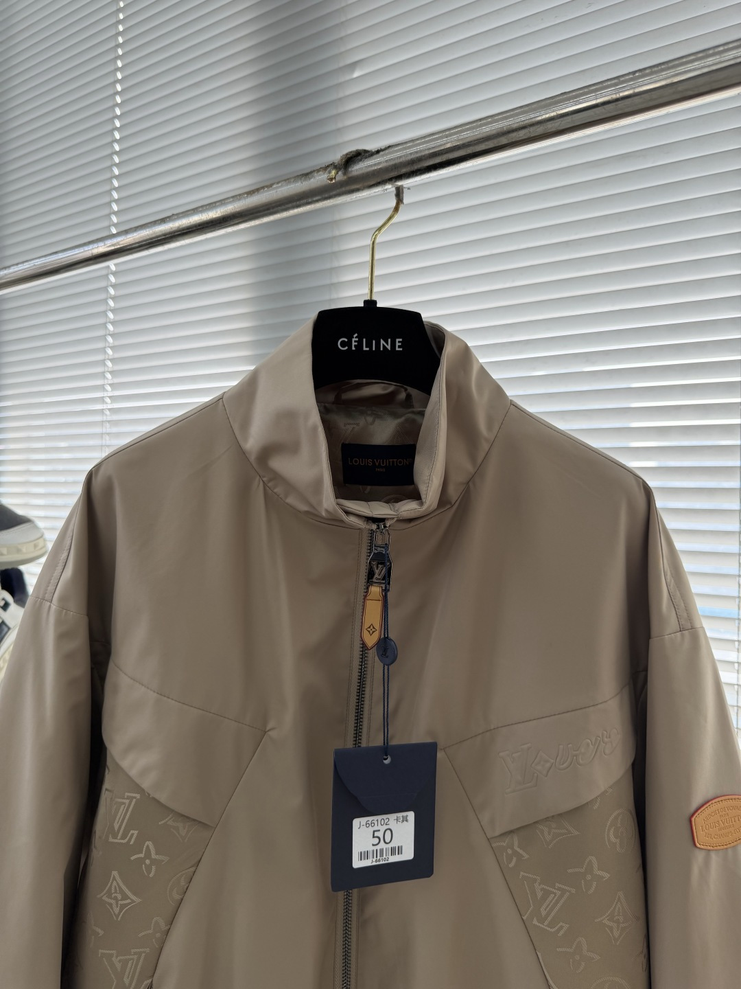 -驴牌 26年春季新款夹克立领拼接logo印花，时尚潮流必需品！上身效果无需多言！面料柔软舒适，搭配原版