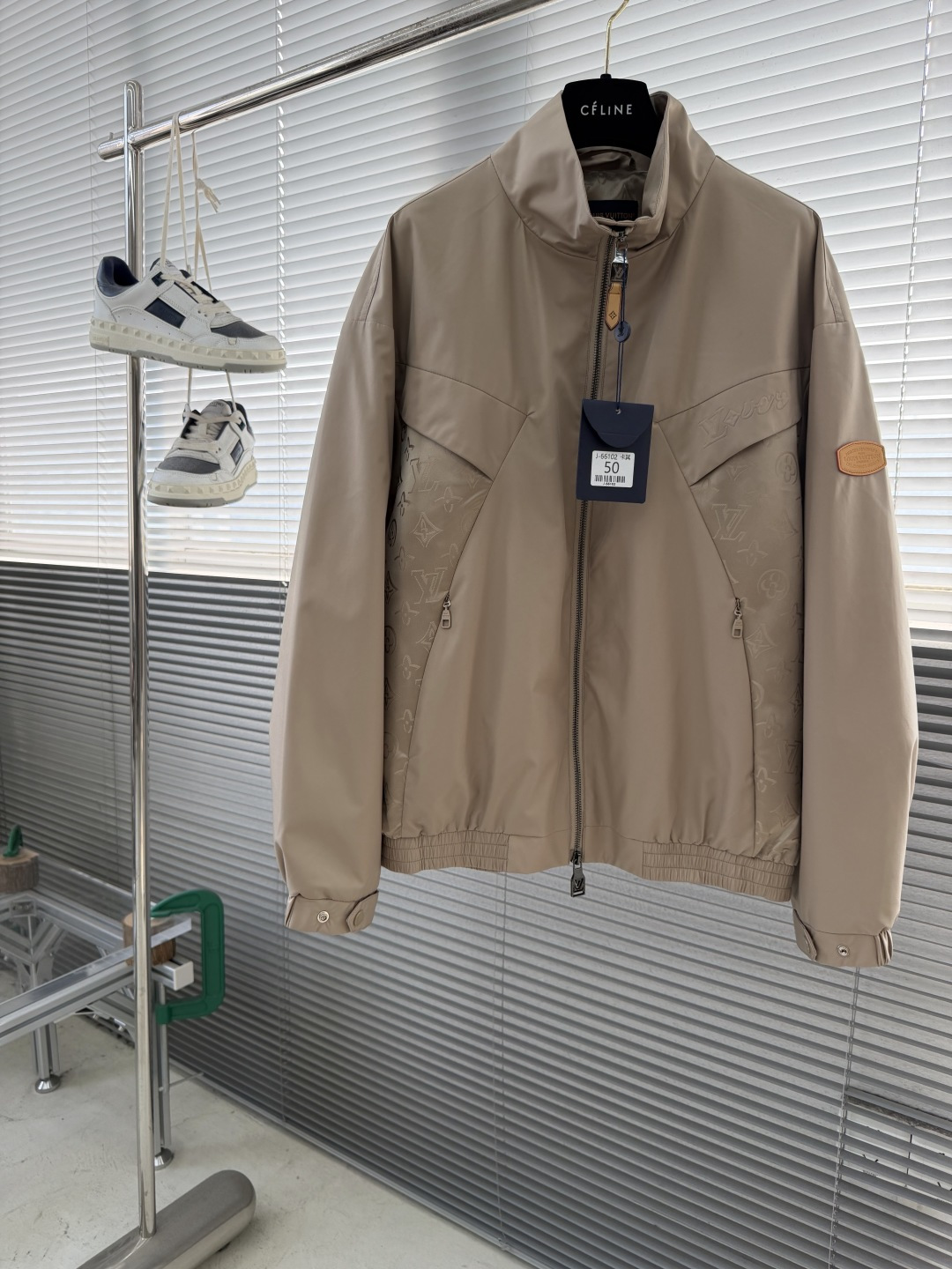 -驴牌 26年春季新款夹克立领拼接logo印花，时尚潮流必需品！上身效果无需多言！面料柔软舒适，搭配原版