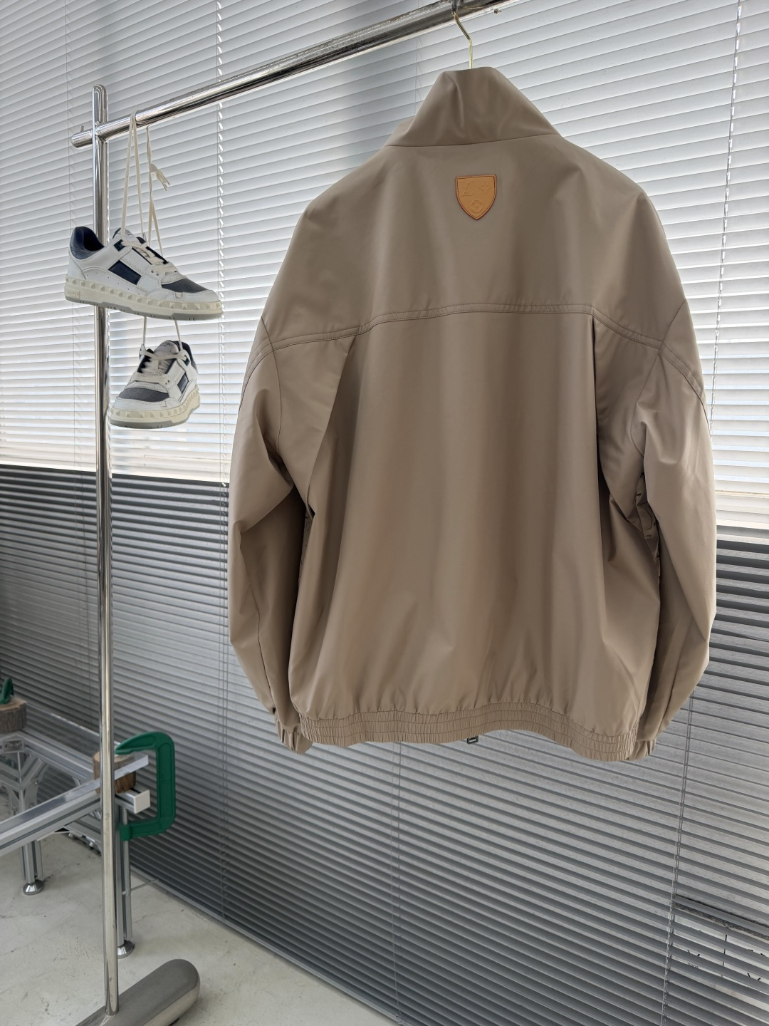 -驴牌 26年春季新款夹克立领拼接logo印花，时尚潮流必需品！上身效果无需多言！面料柔软舒适，搭配原版