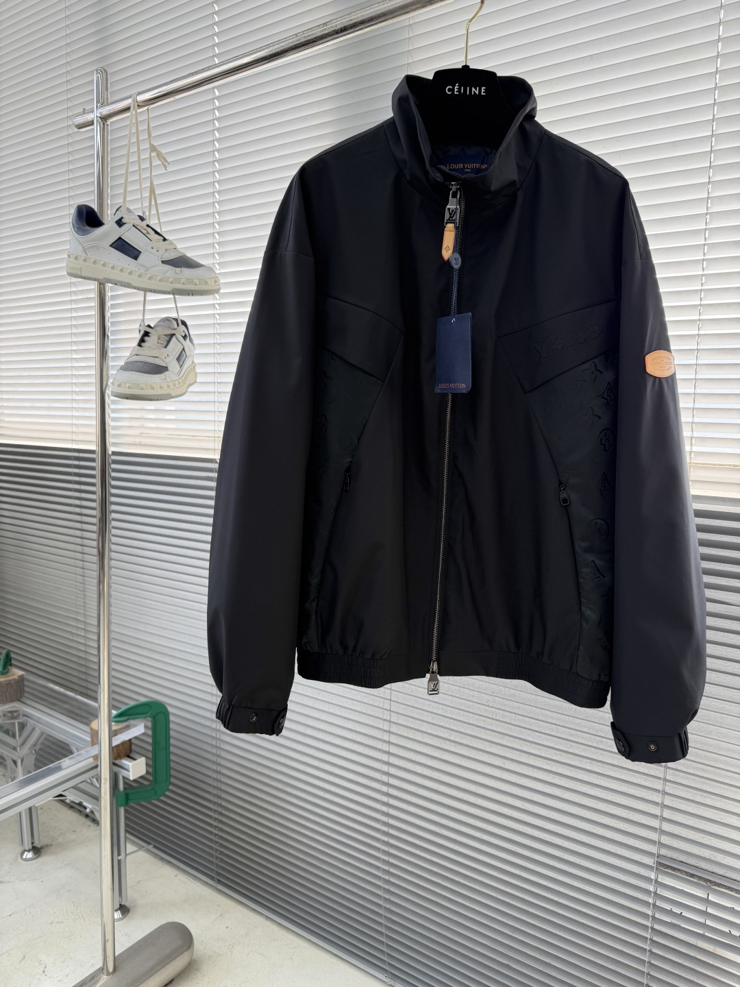 -驴牌 26年春季新款夹克立领拼接logo印花，时尚潮流必需品！上身效果无需多言！面料柔软舒适，搭配原版