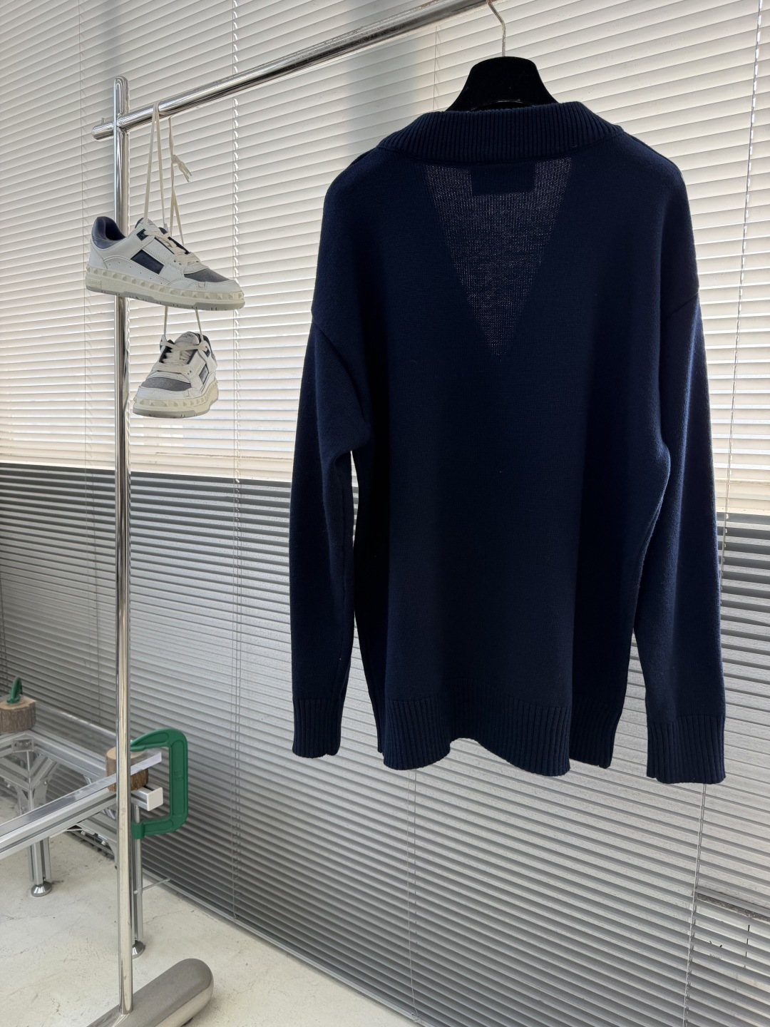 -Ami 爱心提花开衫精选羊毛+棉和锦纶氨纶的四维混纺纱线，每一缕纱线都经过“三重复合捻制”工艺，羊毛提