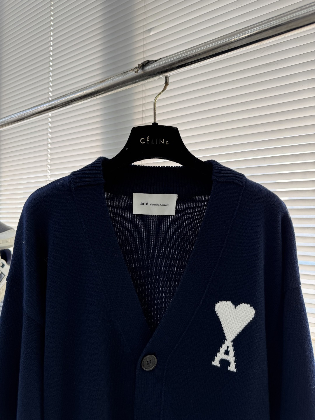 -Ami 爱心提花开衫精选羊毛+棉和锦纶氨纶的四维混纺纱线，每一缕纱线都经过“三重复合捻制”工艺，羊毛提