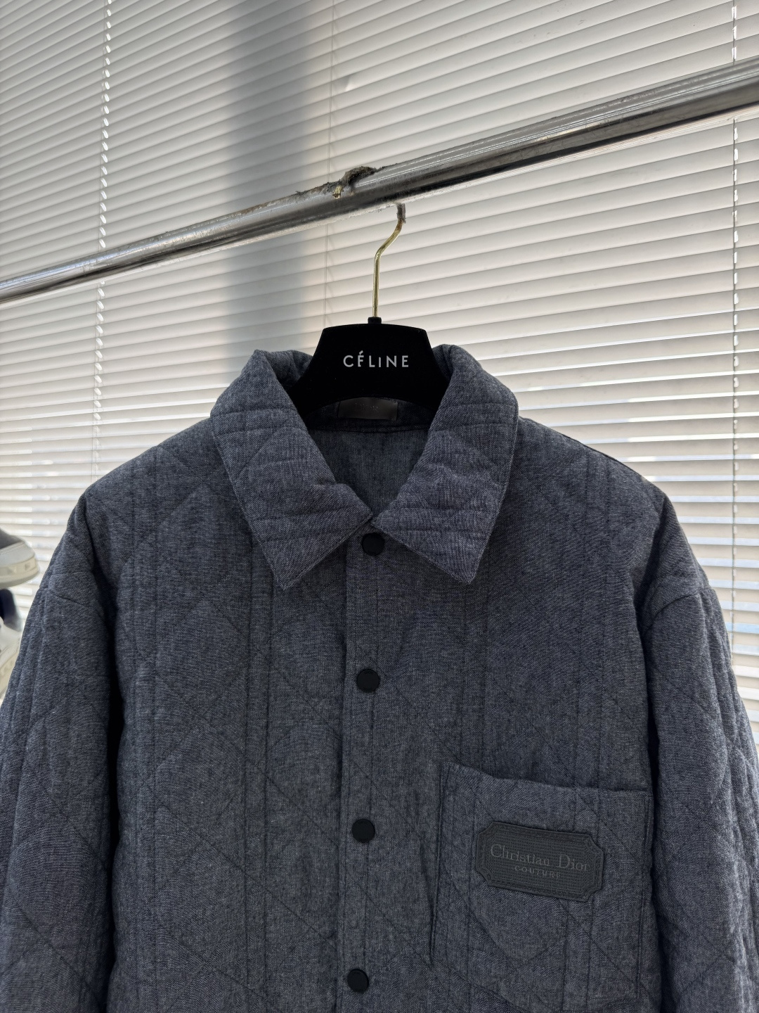 -Dio 饰刺绣章衬衫式外套选用100%棉打造而成，面料厚实，触摸起来柔软平整，能留存更多静止空气，有效