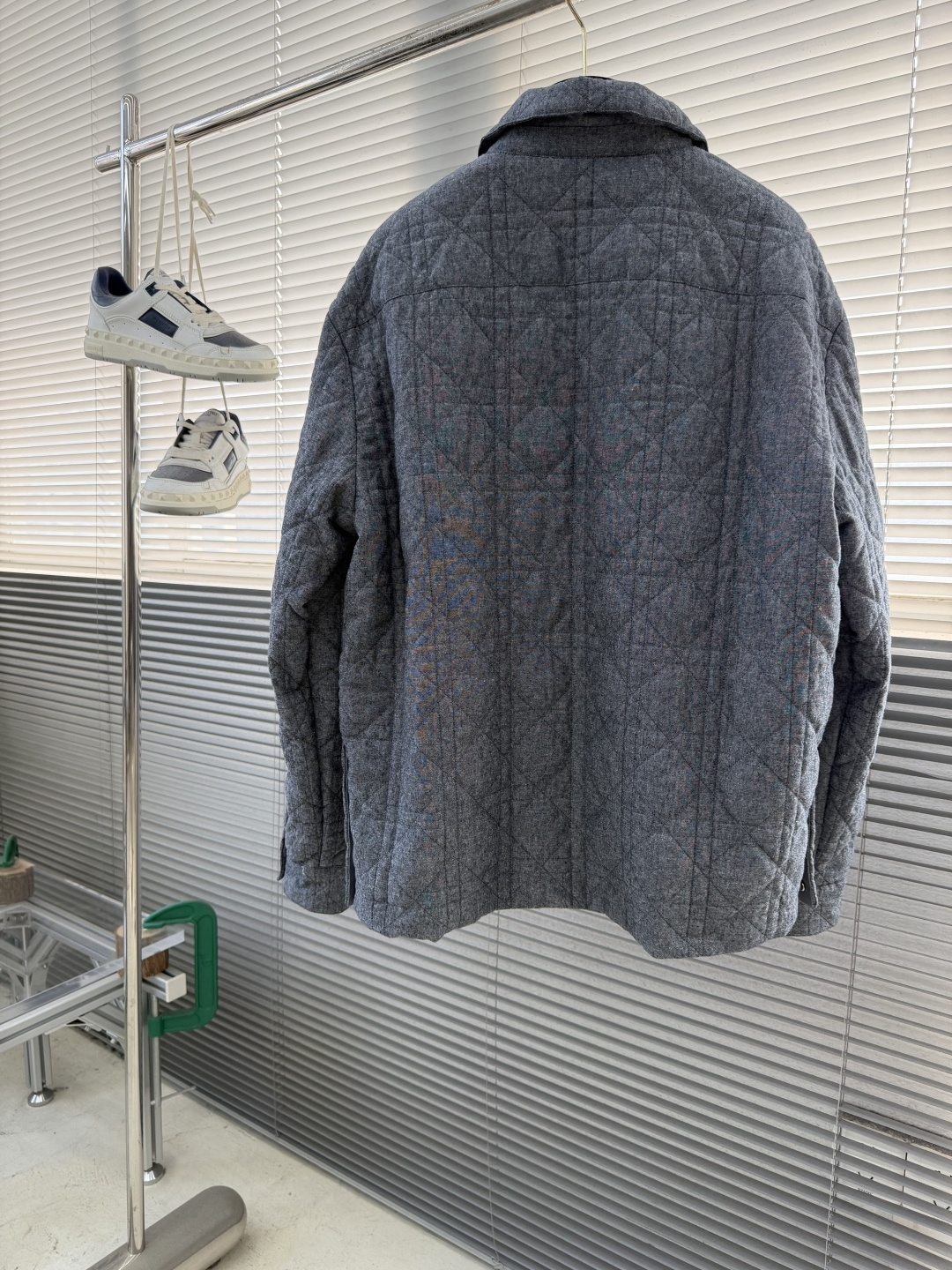 -Dio 饰刺绣章衬衫式外套选用100%棉打造而成，面料厚实，触摸起来柔软平整，能留存更多静止空气，有效