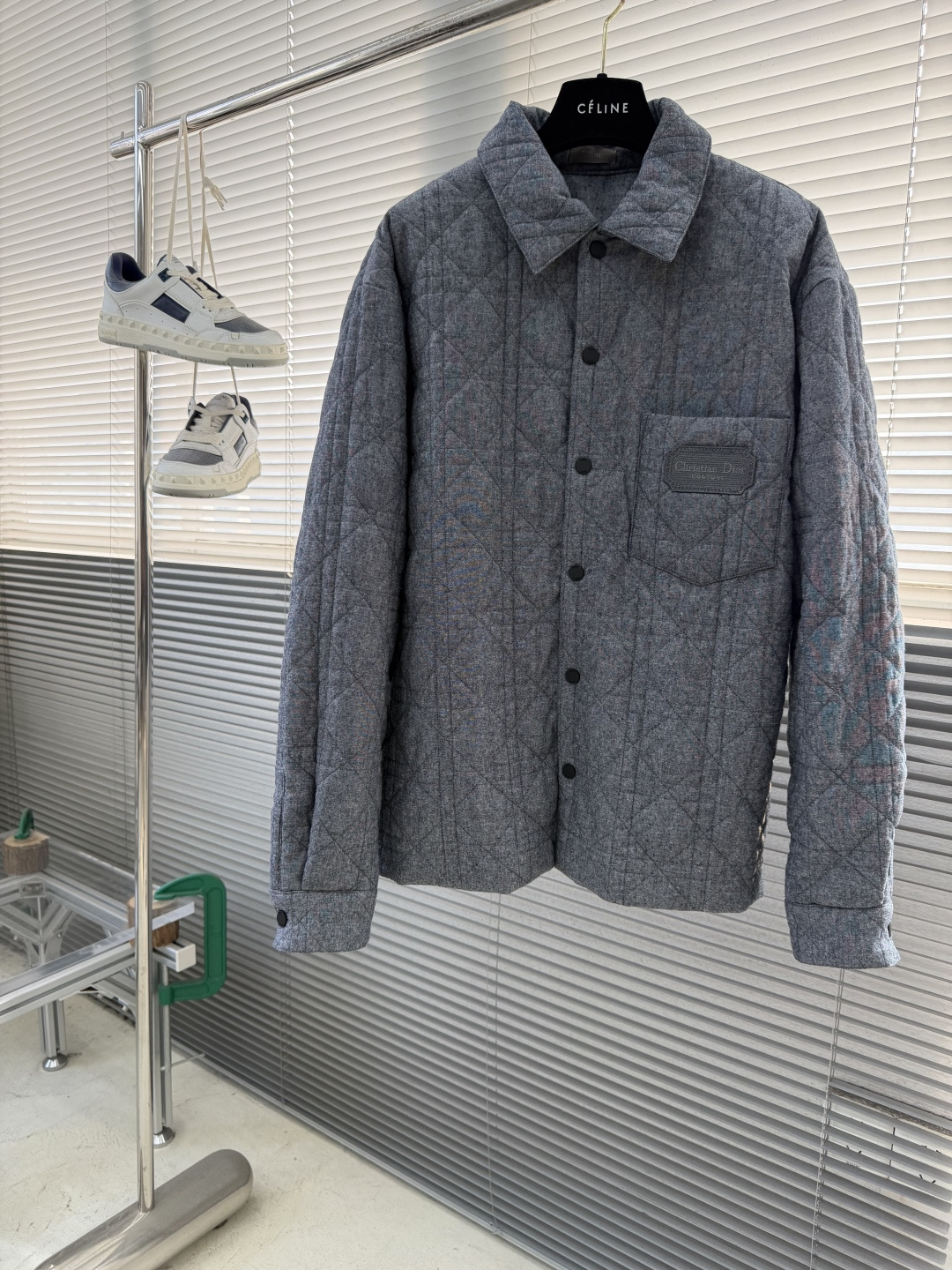 -Dio 饰刺绣章衬衫式外套选用100%棉打造而成，面料厚实，触摸起来柔软平整，能留存更多静止空气，有效