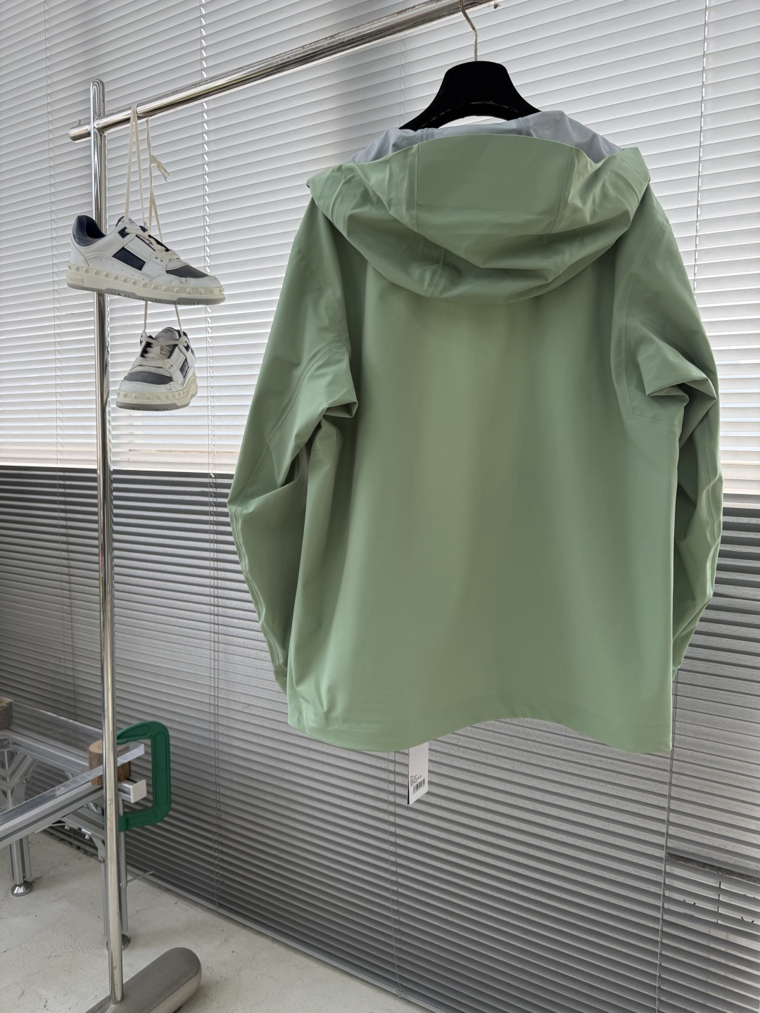 -迪桑特 连帽男女同款款软壳夹克外套，面料微弹力。简单大方，休闲百搭，不分年龄段穿着。具有更高的舒适性和