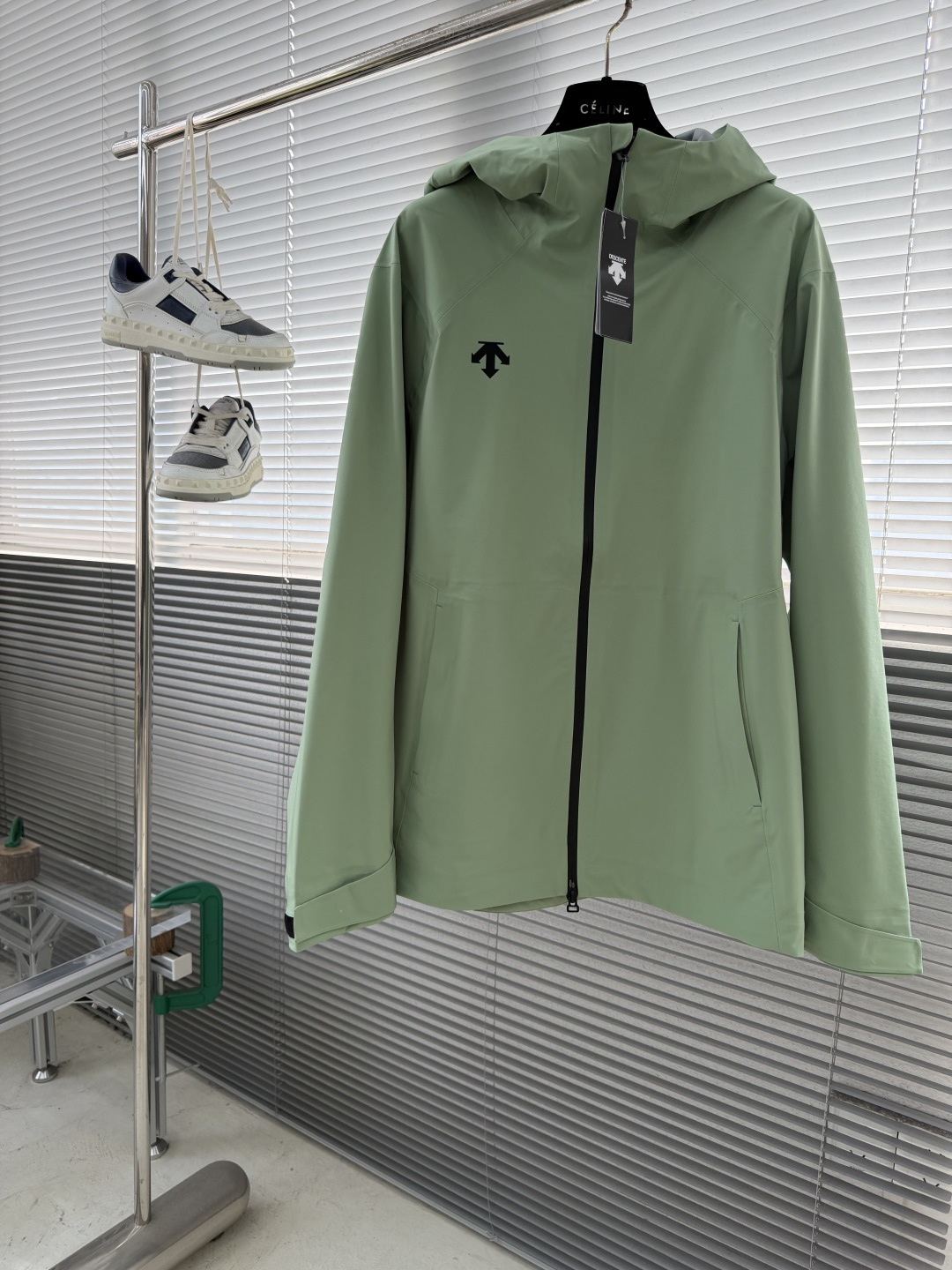 -迪桑特 连帽男女同款款软壳夹克外套，面料微弹力。简单大方，休闲百搭，不分年龄段穿着。具有更高的舒适性和