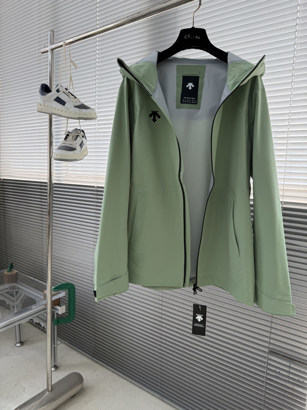 -迪桑特 连帽男女同款款软壳夹克外套，面料微弹力。简单大方，休闲百搭，不分年龄段穿着。具有更高的舒适性和