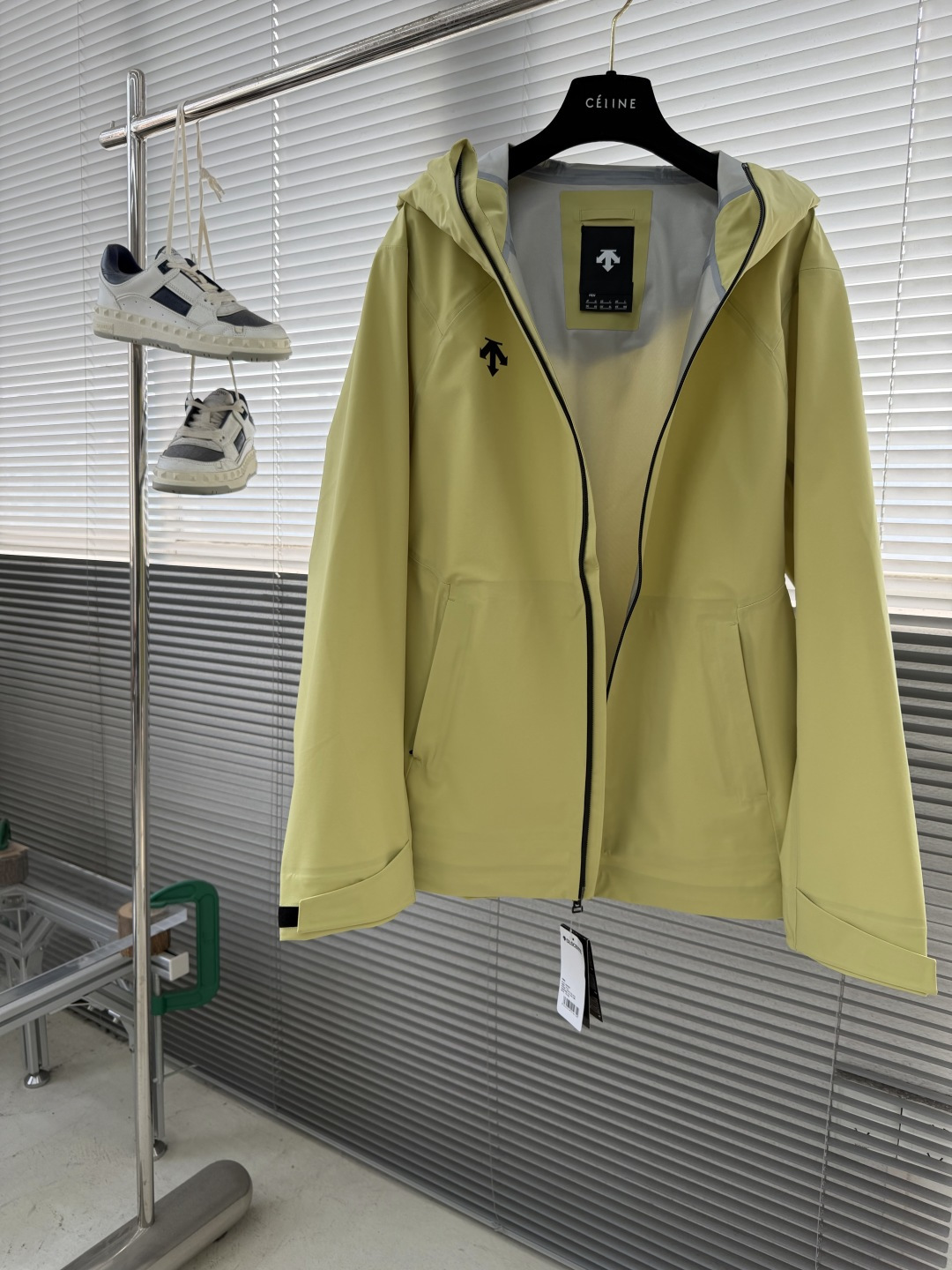 -迪桑特 连帽男女同款款软壳夹克外套，面料微弹力。简单大方，休闲百搭，不分年龄段穿着。具有更高的舒适性和