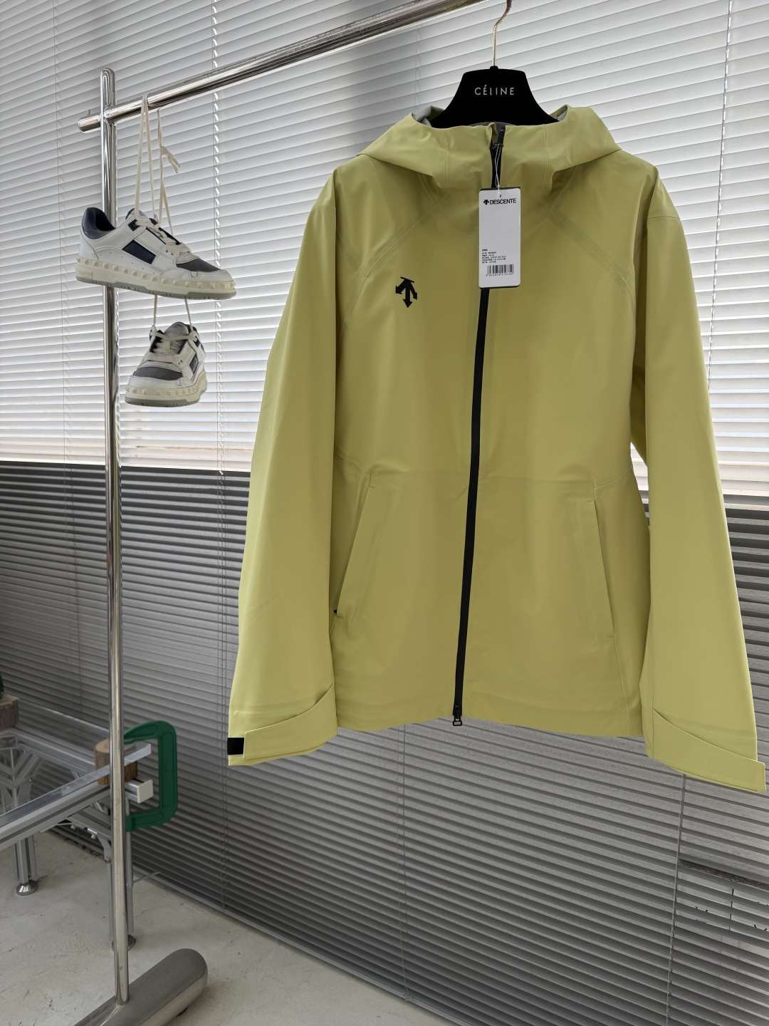 -迪桑特 连帽男女同款款软壳夹克外套，面料微弹力。简单大方，休闲百搭，不分年龄段穿着。具有更高的舒适性和