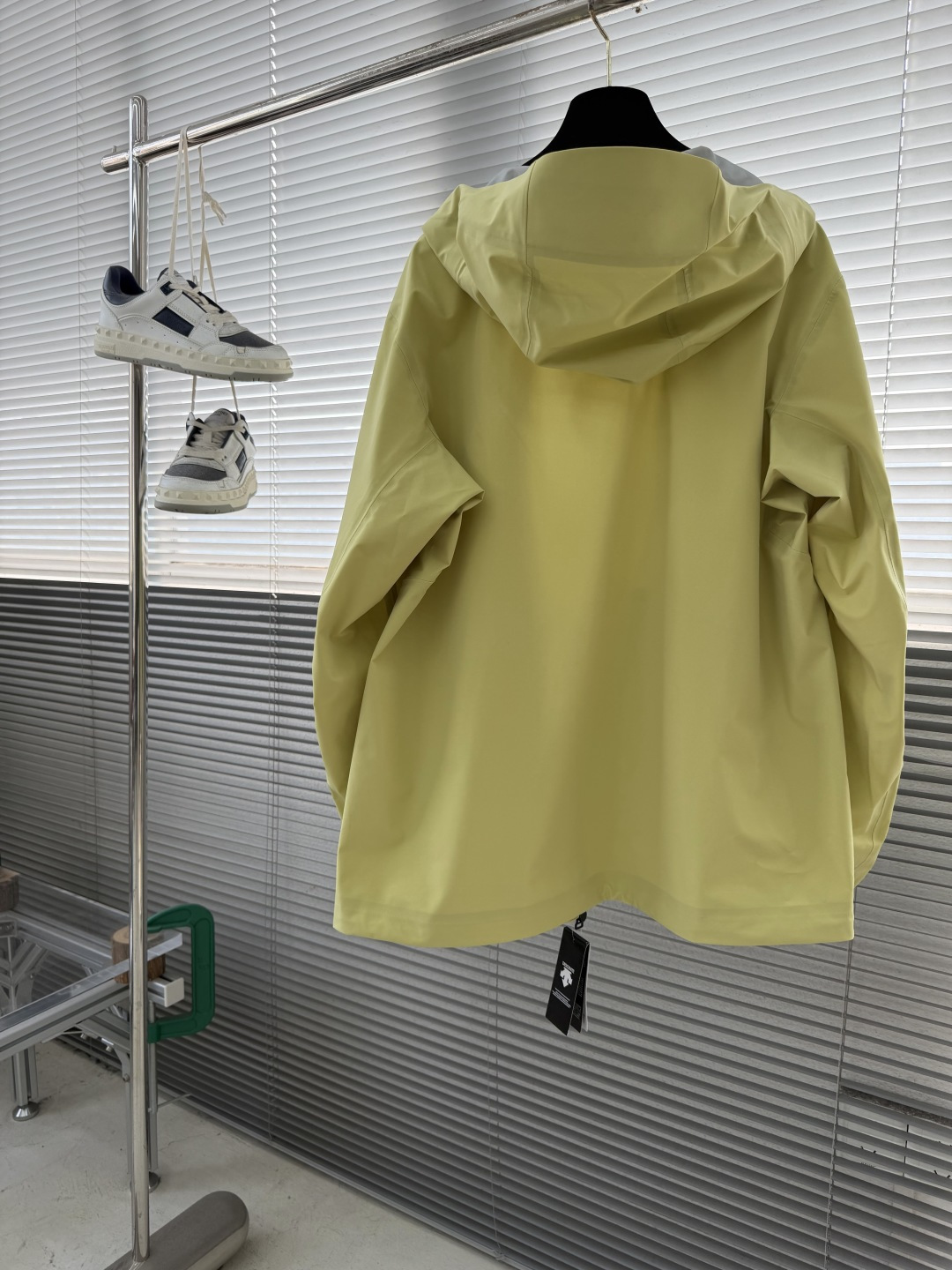 -迪桑特 连帽男女同款款软壳夹克外套，面料微弹力。简单大方，休闲百搭，不分年龄段穿着。具有更高的舒适性和