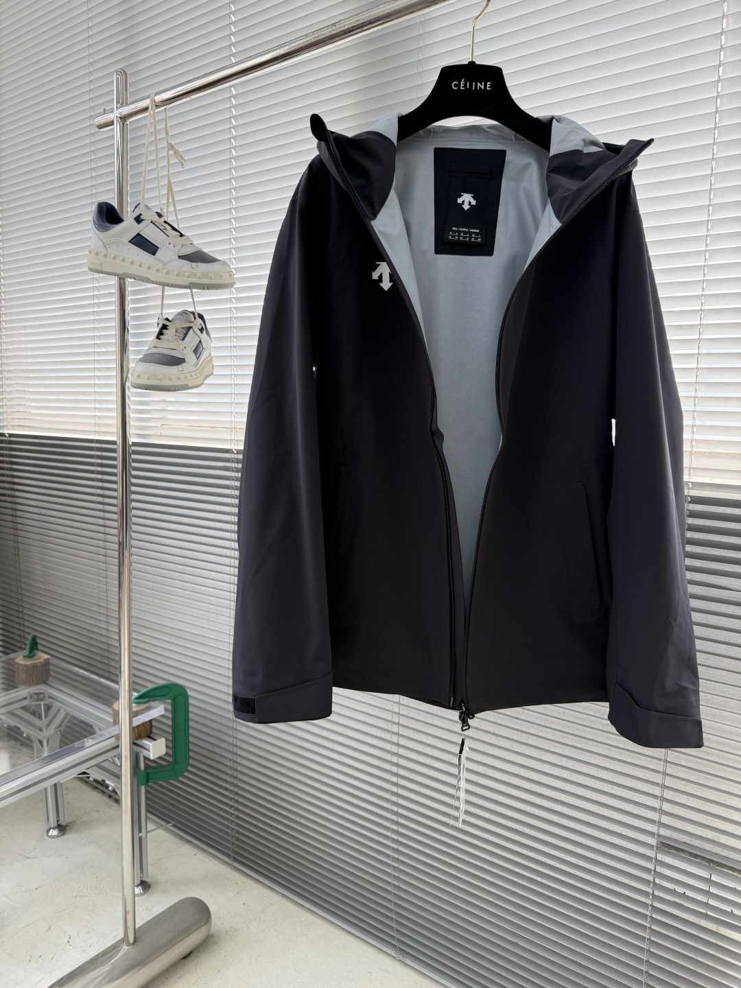 -迪桑特 连帽男女同款款软壳夹克外套，面料微弹力。简单大方，休闲百搭，不分年龄段穿着。具有更高的舒适性和