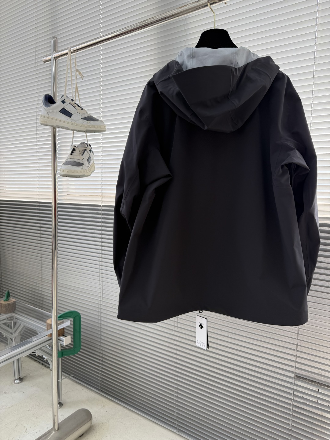 -迪桑特 连帽男女同款款软壳夹克外套，面料微弹力。简单大方，休闲百搭，不分年龄段穿着。具有更高的舒适性和