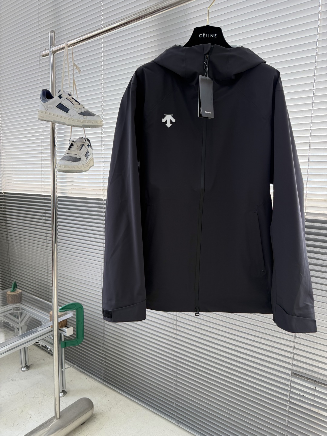 -迪桑特 连帽男女同款款软壳夹克外套，面料微弹力。简单大方，休闲百搭，不分年龄段穿着。具有更高的舒适性和