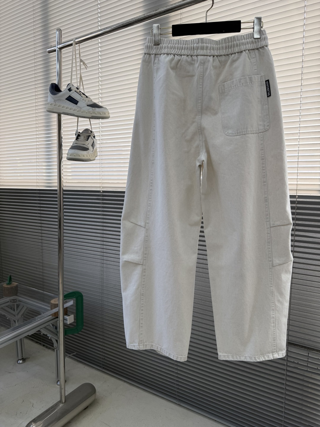 -Balenciag 2026早春新品休闲裤，将工装风与时尚感巧妙交织。深色款沉稳内敛，灰色款则更显随性