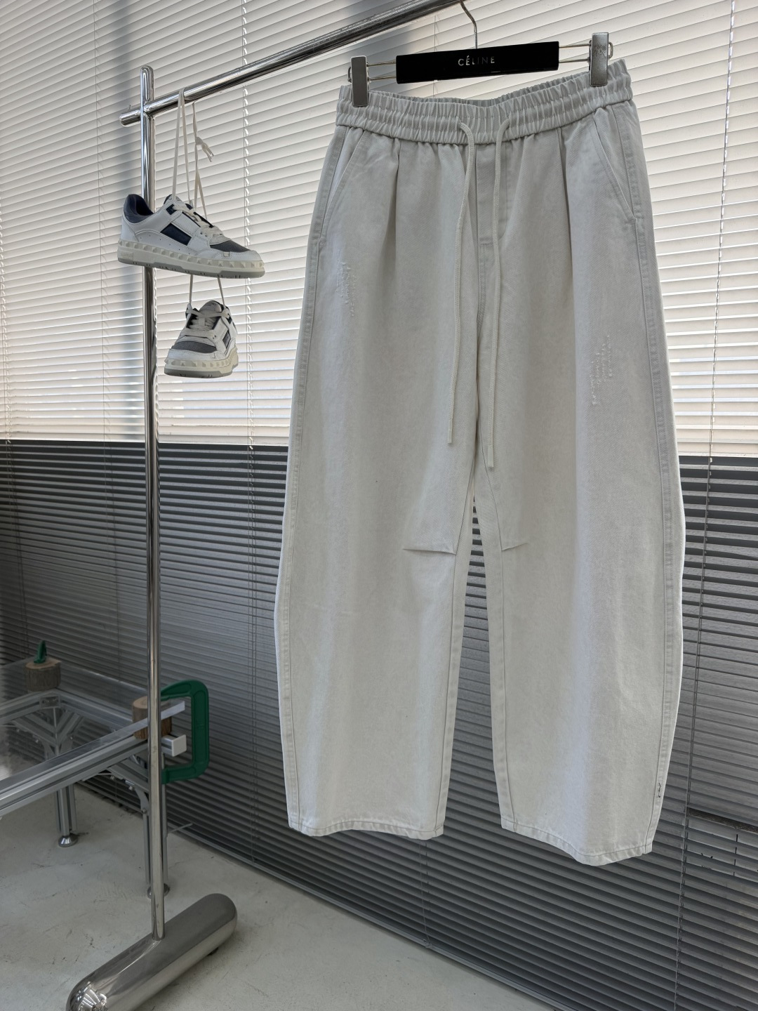 -Balenciag 2026早春新品休闲裤，将工装风与时尚感巧妙交织。深色款沉稳内敛，灰色款则更显随性