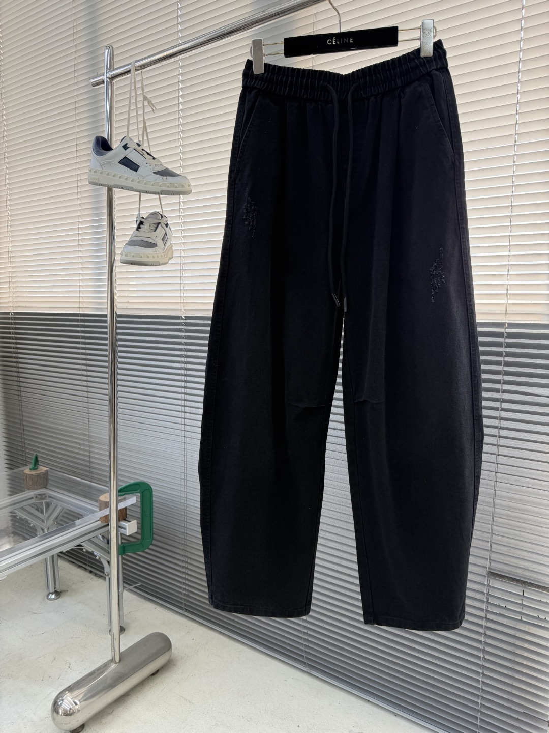 -Balenciag 2026早春新品休闲裤，将工装风与时尚感巧妙交织。深色款沉稳内敛，灰色款则更显随性