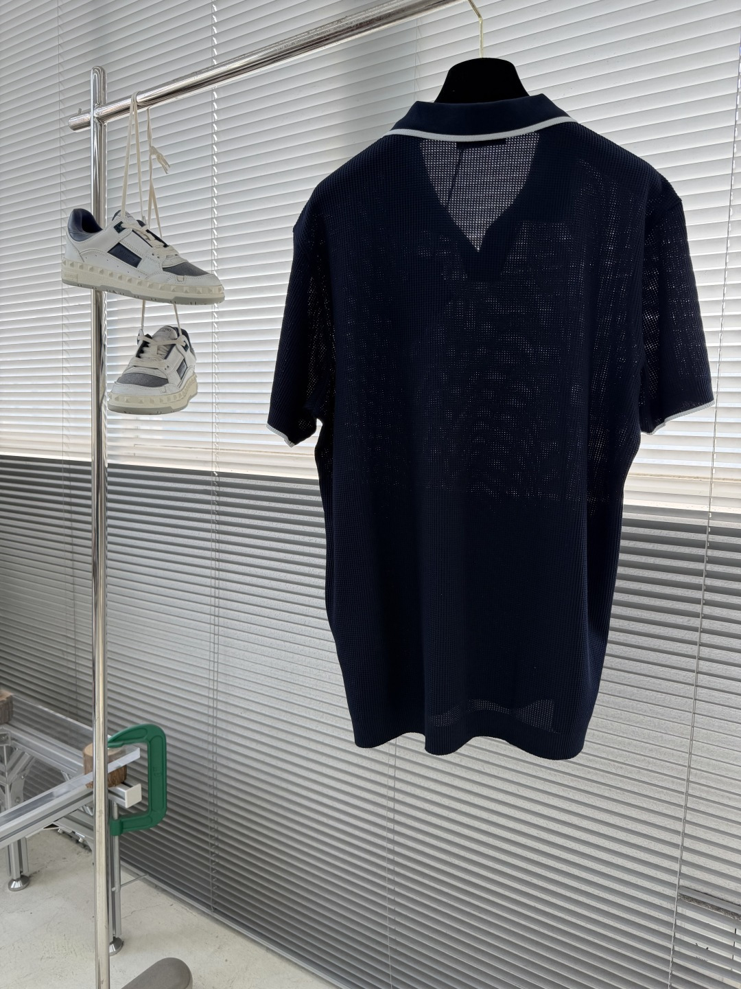 -PRAD 26春夏新品，采用定制华夫格针织工艺，纹理立体饱满，透气孔道，夏日高阶穿搭；面料软糯亲肤，久