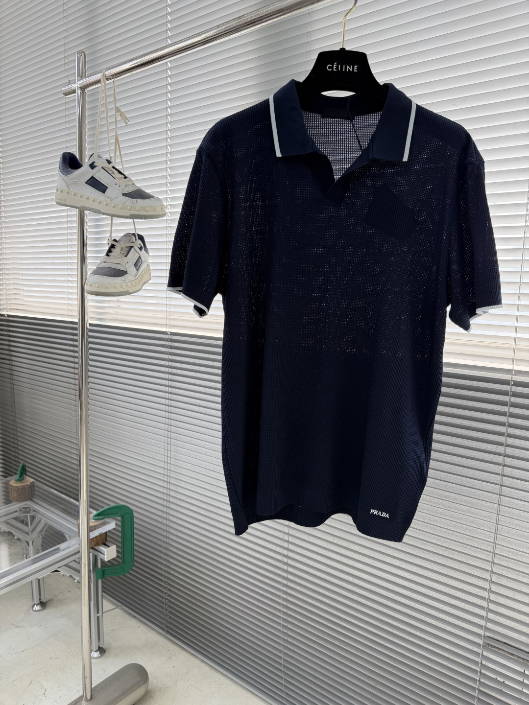 -PRAD 26春夏新品，采用定制华夫格针织工艺，纹理立体饱满，透气孔道，夏日高阶穿搭；面料软糯亲肤，久