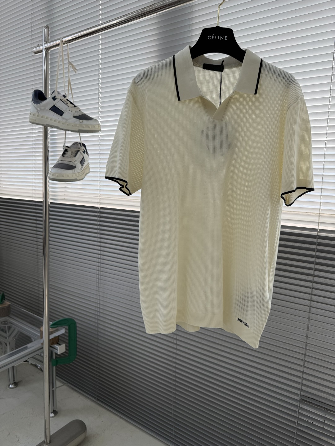 -PRAD 26春夏新品，采用定制华夫格针织工艺，纹理立体饱满，透气孔道，夏日高阶穿搭；面料软糯亲肤，久