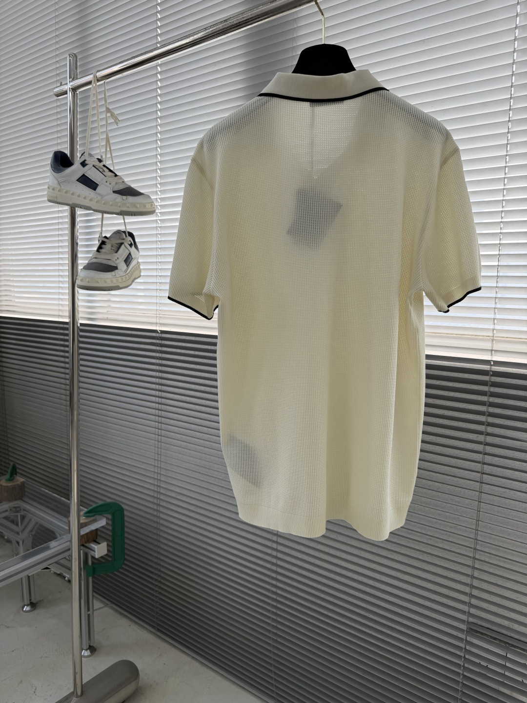 -PRAD 26春夏新品，采用定制华夫格针织工艺，纹理立体饱满，透气孔道，夏日高阶穿搭；面料软糯亲肤，久