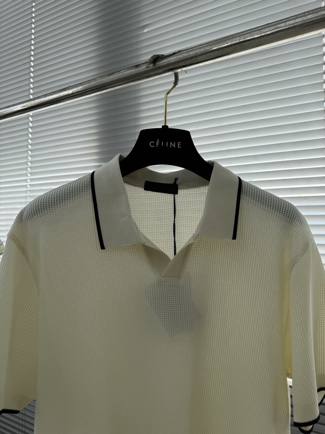-PRAD 26春夏新品，采用定制华夫格针织工艺，纹理立体饱满，透气孔道，夏日高阶穿搭；面料软糯亲肤，久