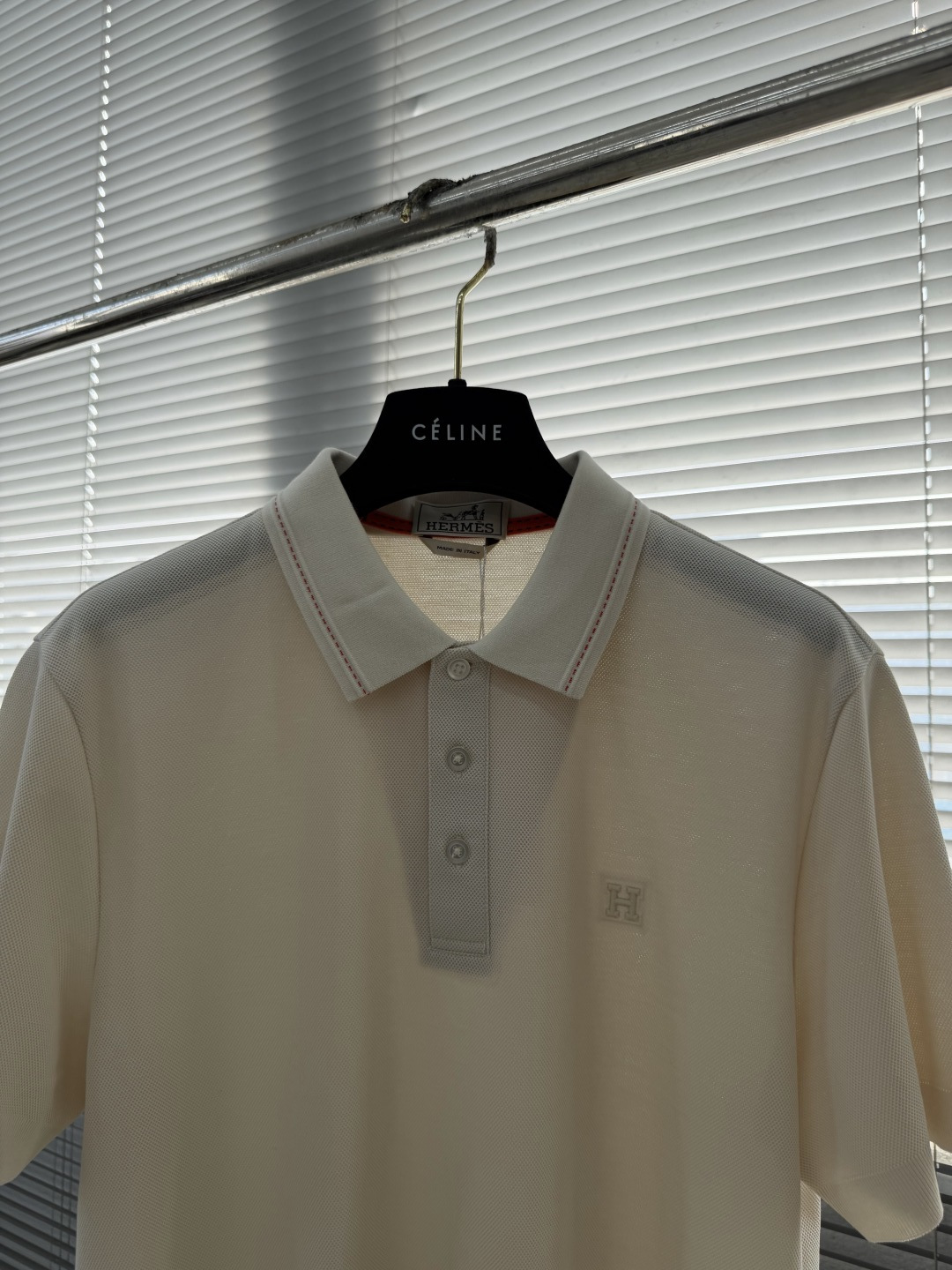 -HERME 26春夏新品，立体珠地网眼肌理，透气不闷汗，触感软糯有筋骨，胸口小巧金属徽标点缀，提升品牌