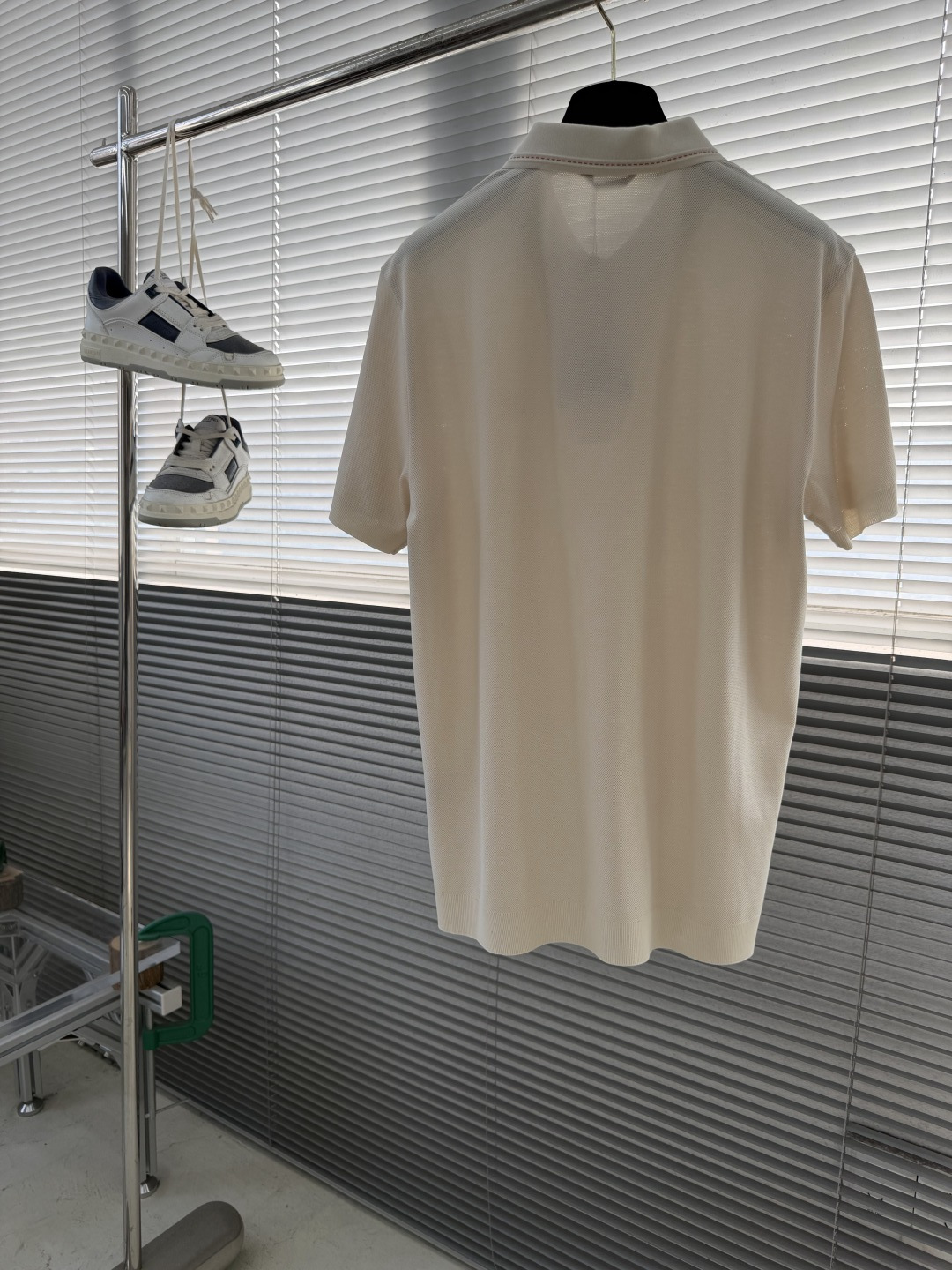 -HERME 26春夏新品，立体珠地网眼肌理，透气不闷汗，触感软糯有筋骨，胸口小巧金属徽标点缀，提升品牌