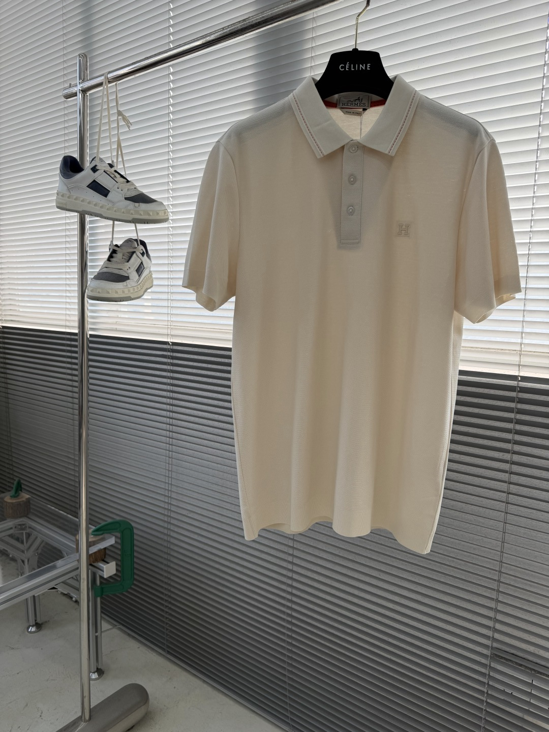 -HERME 26春夏新品，立体珠地网眼肌理，透气不闷汗，触感软糯有筋骨，胸口小巧金属徽标点缀，提升品牌