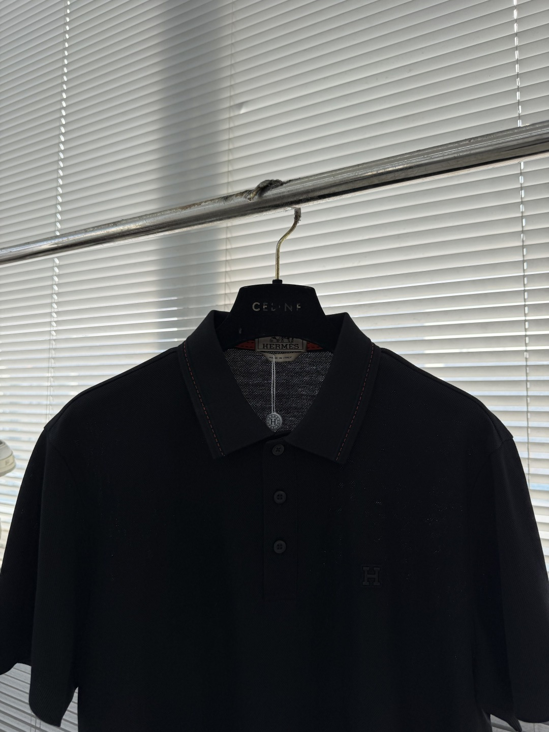-HERME 26春夏新品，立体珠地网眼肌理，透气不闷汗，触感软糯有筋骨，胸口小巧金属徽标点缀，提升品牌
