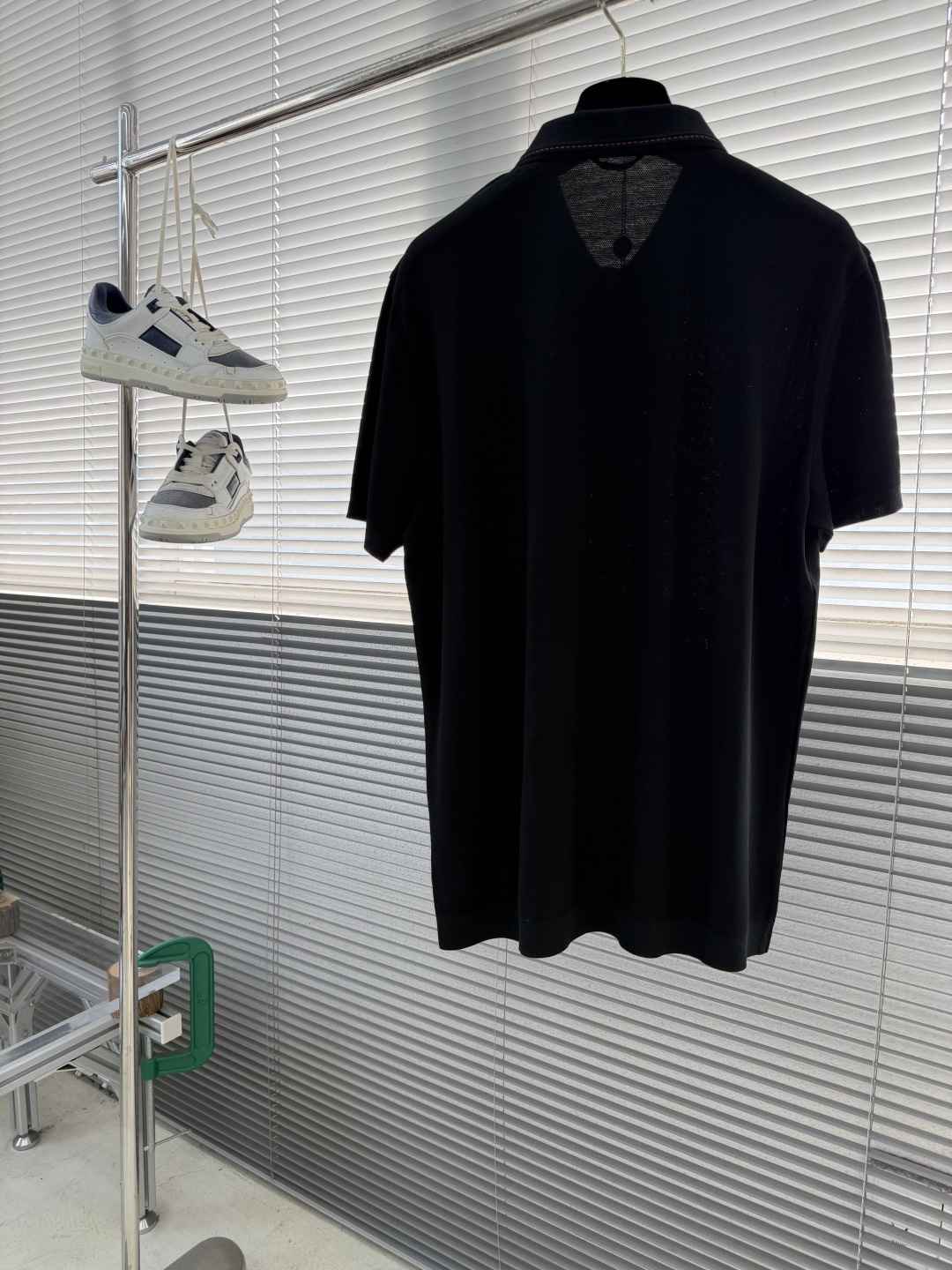 -HERME 26春夏新品，立体珠地网眼肌理，透气不闷汗，触感软糯有筋骨，胸口小巧金属徽标点缀，提升品牌