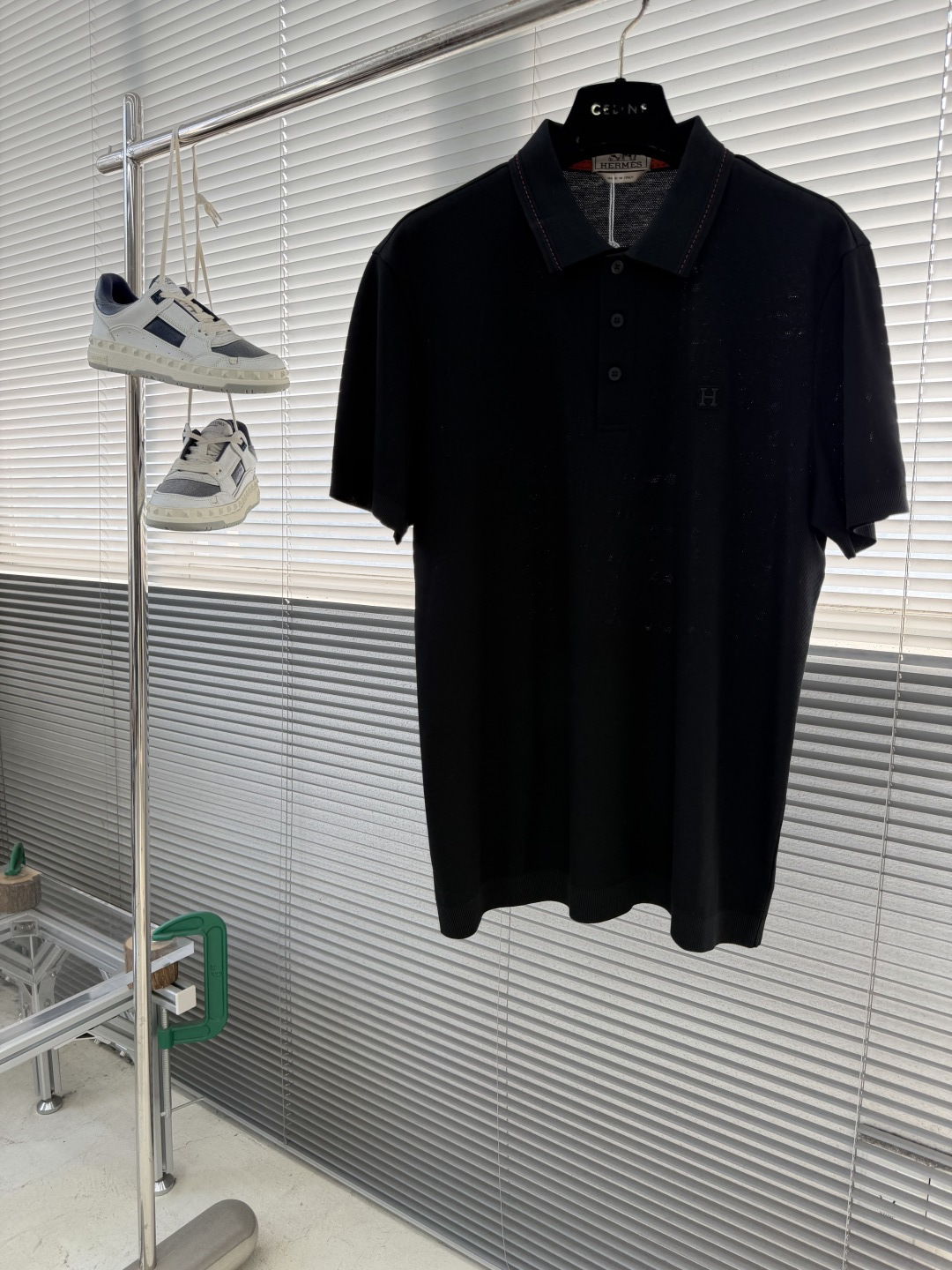 -HERME 26春夏新品，立体珠地网眼肌理，透气不闷汗，触感软糯有筋骨，胸口小巧金属徽标点缀，提升品牌