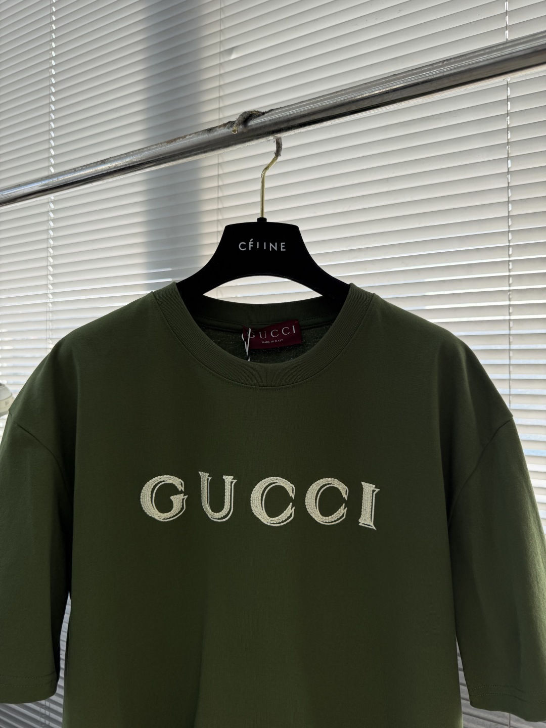 -GUCC 2026春夏新品，100％全棉300g面料，柔软亲肤，挺阔有垂坠感。四线密边做工精细，前幅案