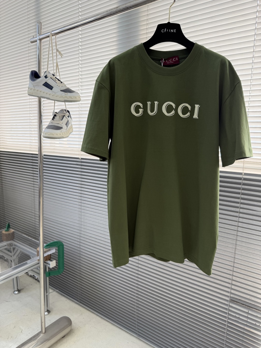 NO:743433,The highest version on the market, the girl inspects the goods, trims the three marks on the threads, and delivers the goods. You can post pictures and take videos. If you want quality and service, add me on WeChat. We will not accept urgent orders. - GUCC 2026 spring and summer new product, 100% cotton 300g fabric, soft and skin-friendly, wide and drapey. The four-thread dense edge is finely made, and the front panel l embroidery is matched with the logo. It is simple and elegant, and the three marks are complete. Same style for men and women, size S M L XL, shoulder width 56.5  58 60.4 62 Length 70727476 Bust 106 114 118, Gucci-clothing, gucci, gucci,19860909市面最高版本小妹验货、修剪线头上三标、发货可发图及拍视频,要品质要服务的加我微信,不接急单. -GUCC 2026春夏新品,全棉300g面料,柔软亲肤,挺阔有垂坠感.四线密边做工精细,前幅案l刺绣配合logo标识,简洁大方,三标齐全. 男女同款 码数S M L XL 肩宽56.5 58 60.4 62 衣长70727476 胸围 106 114 118,古驰-服装,gucci,gucci,,Women's clothing