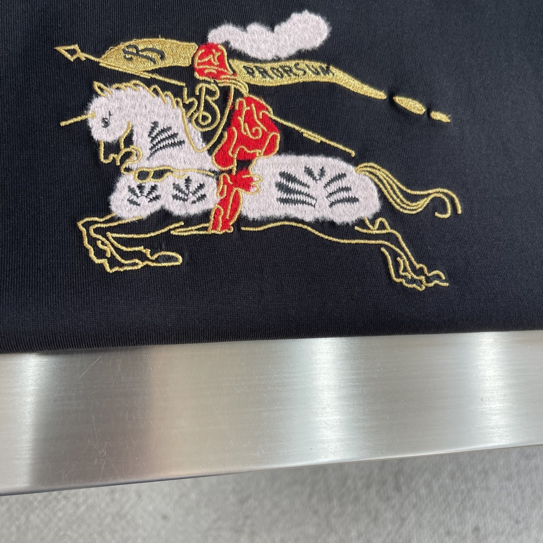 -BBR 26SS新款刺绣短t这款T恤胸前搭配Bur 品牌经典马术骑士特殊材质刺绣图案为点缀。面料采用1