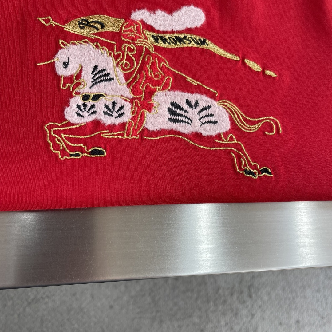 -BBR 26SS新款刺绣短t这款T恤胸前搭配Bur 品牌经典马术骑士特殊材质刺绣图案为点缀。面料采用1