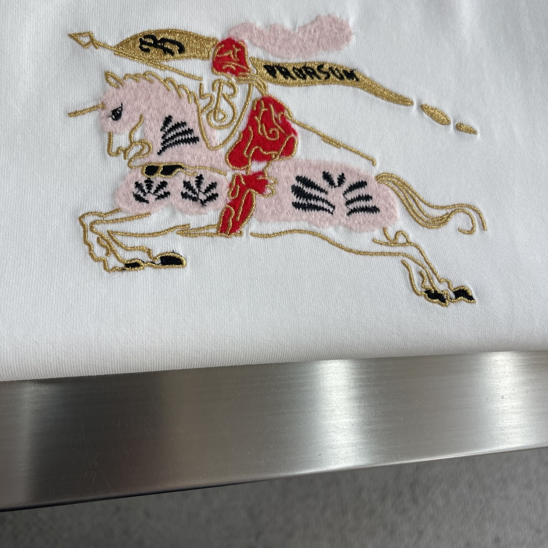 -BBR 26SS新款刺绣短t这款T恤胸前搭配Bur 品牌经典马术骑士特殊材质刺绣图案为点缀。面料采用1