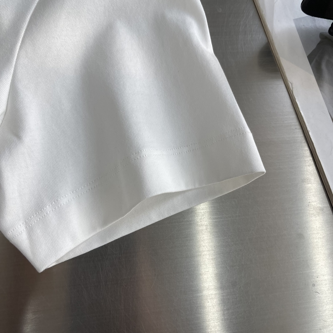 -CH 克罗心 26春夏爆款短袖这款短袖面料采用新疆长绒棉,纤维长度和强度远超普通棉,面料抗起球、抗拉伸