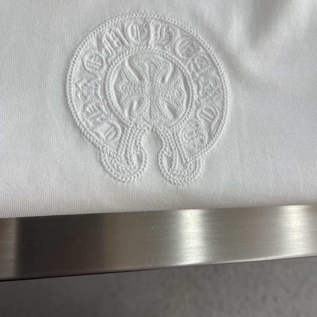 -CH 克罗心 26春夏爆款短袖这款短袖面料采用新疆长绒棉,纤维长度和强度远超普通棉,面料抗起球、抗拉伸