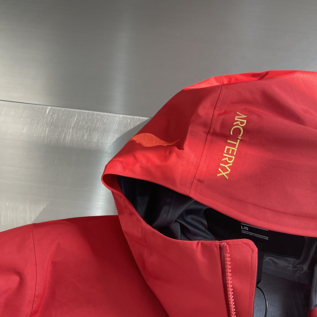 -🐦 鸟家 SV 马年限定冲锋衣众所周知 每年始祖*都会以十二生肖为思路出一款联名款的新年限定，今年也不