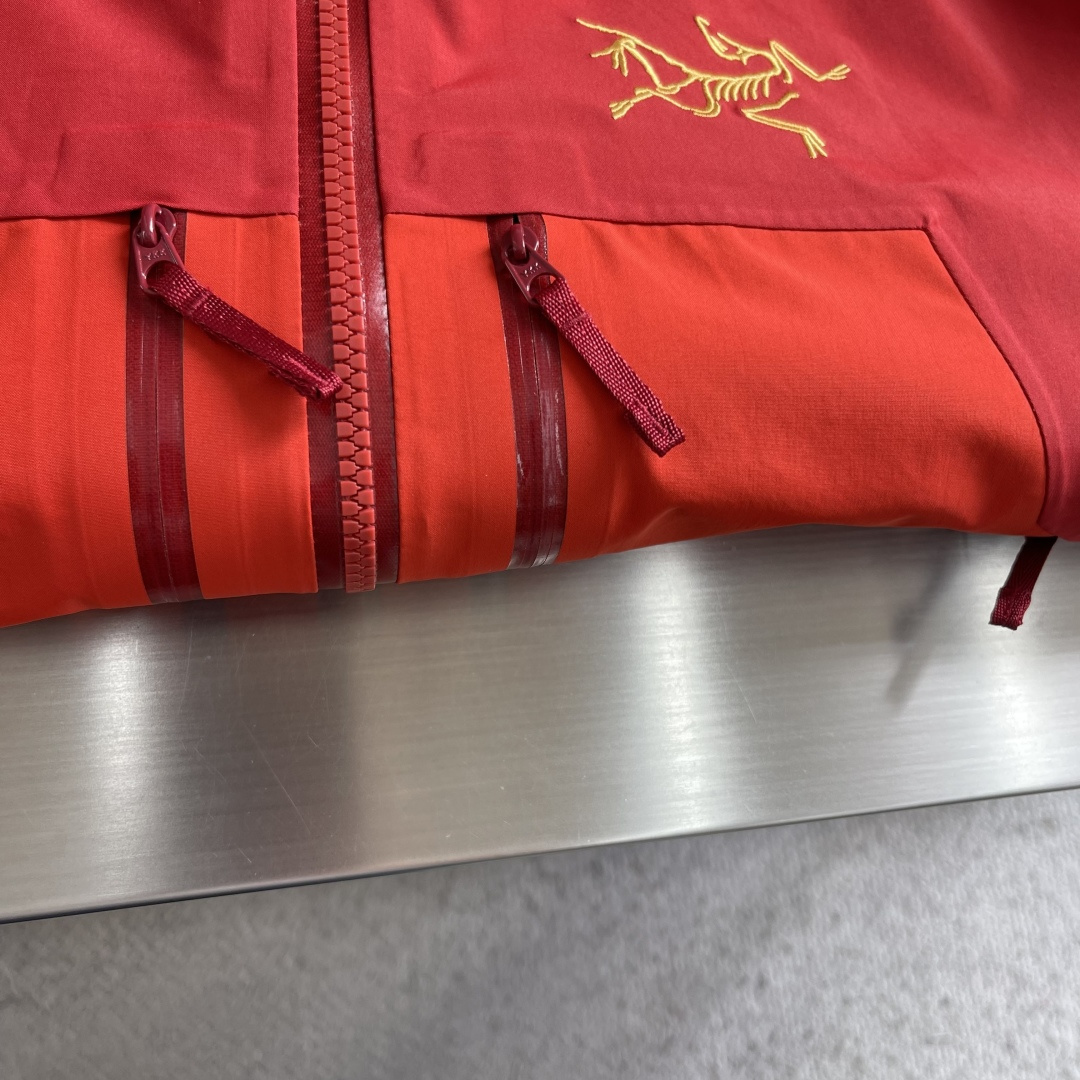 -🐦 鸟家 SV 马年限定冲锋衣众所周知 每年始祖*都会以十二生肖为思路出一款联名款的新年限定，今年也不